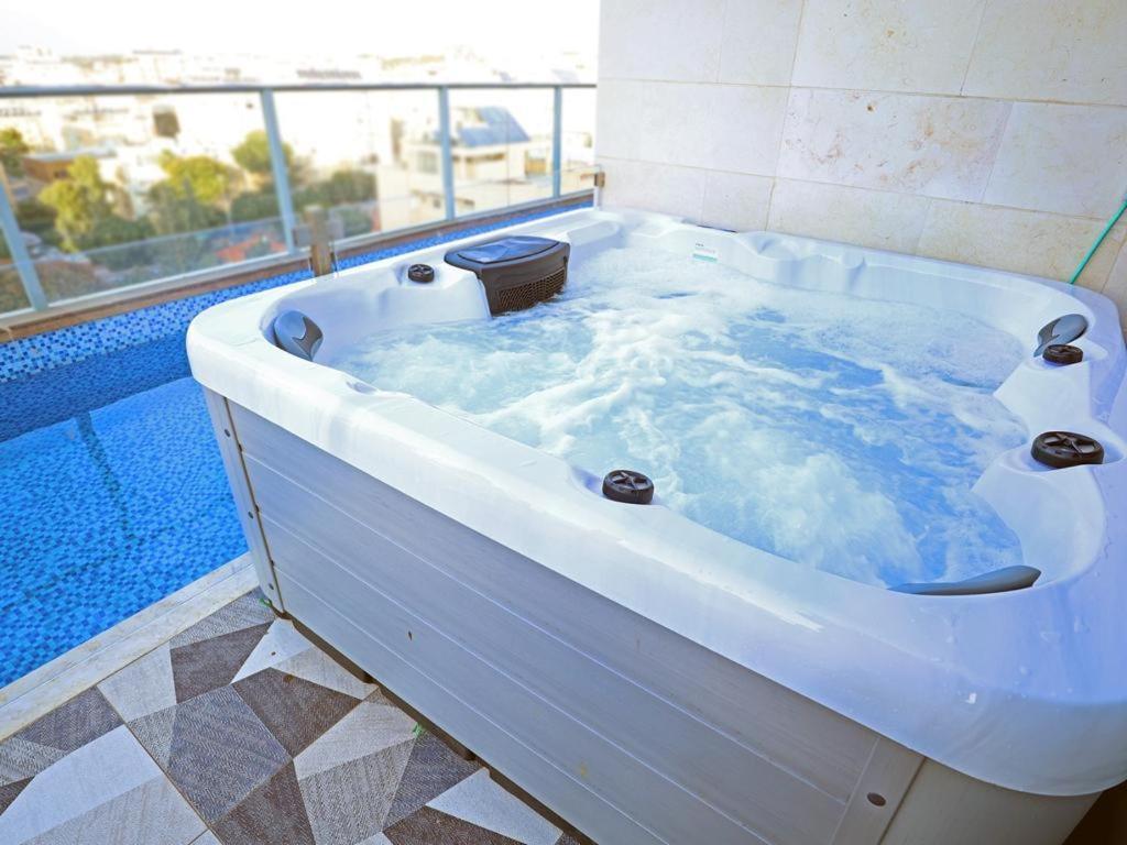 Luxury Rooftop Apartment In Netanya Exterior photo